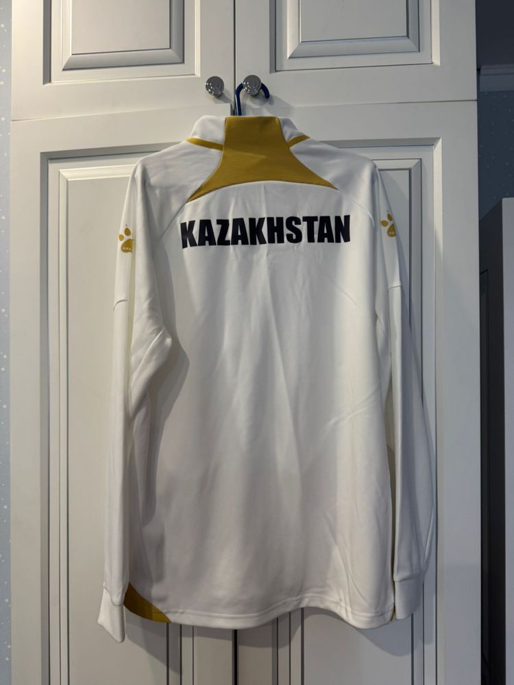Две кофты сборной казахстана