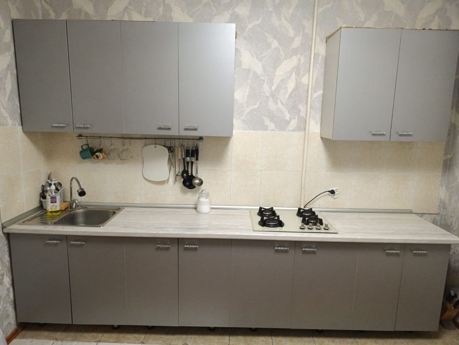 Продам куханный гарнитур в отличном состоянии серого цвета