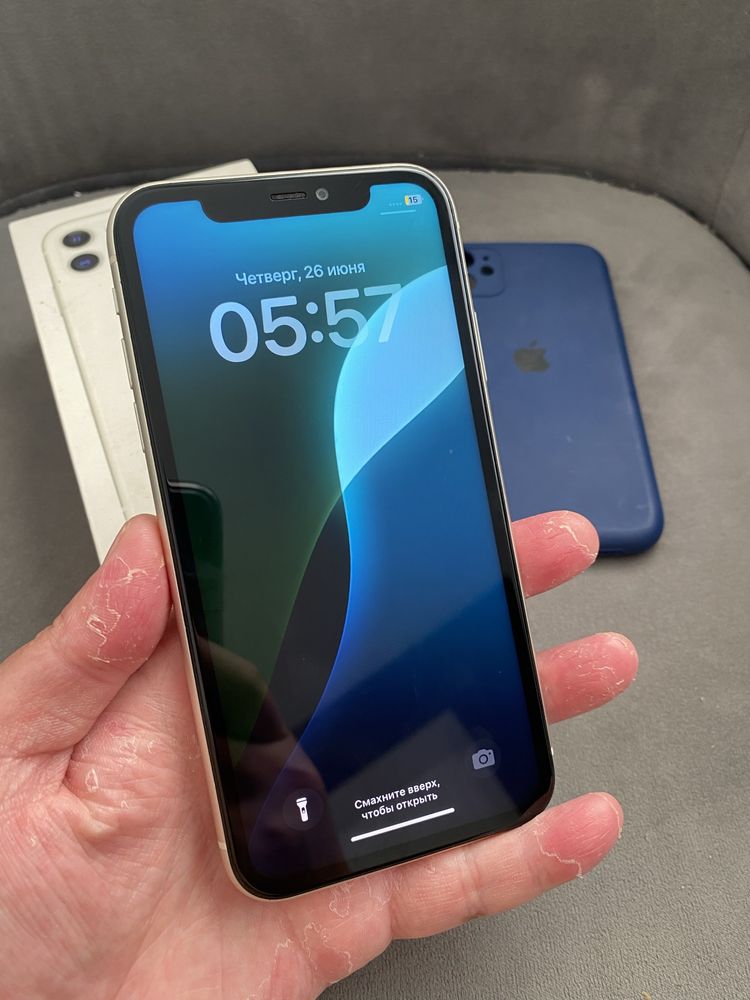Продам IPhone 11 64G Whiteee в хорошем состянии все работает отлично