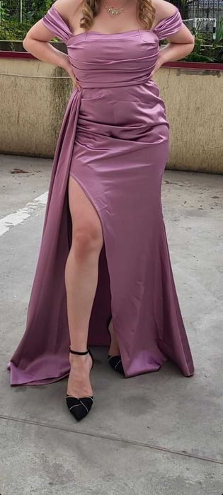 Rochie de satin roz pudrat