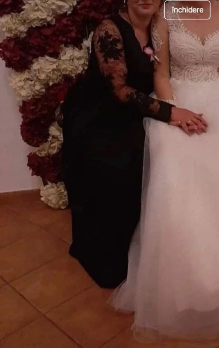 Rochie lungă cu dantelă.