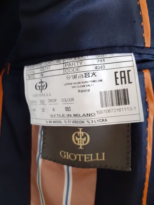 Costum băieți calitate superioară.
