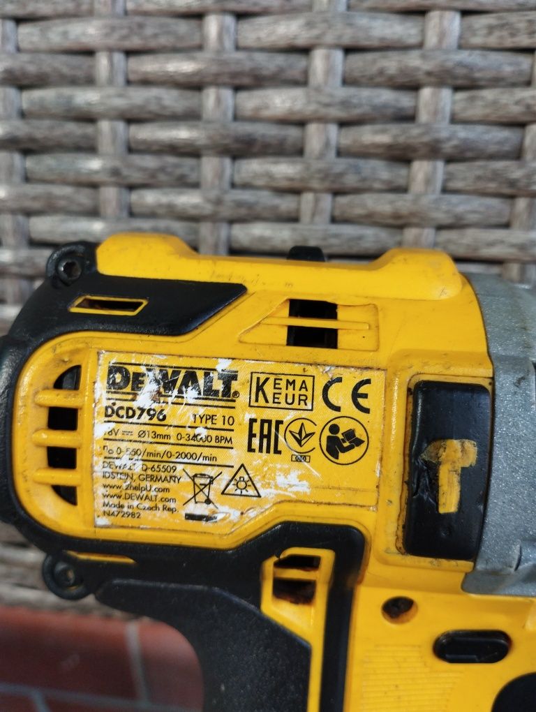 Винтоверт Dewalt DCD790 Безчетков 

Безчетков