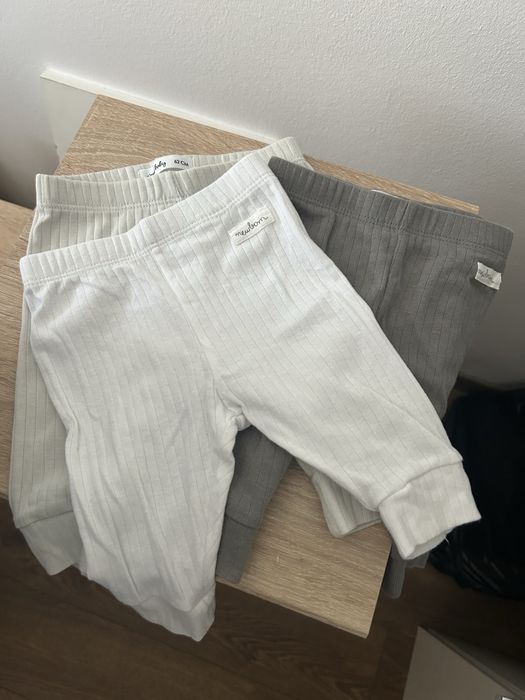 Vand pantaloni de bebelusi