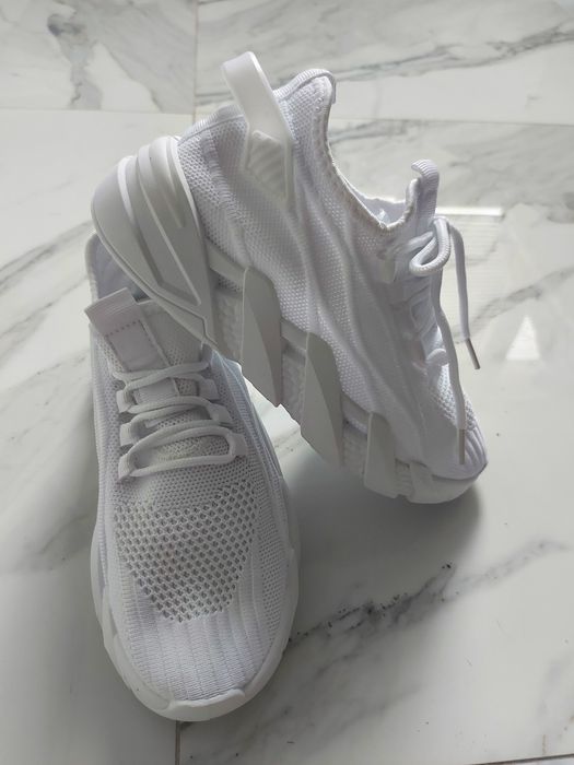 Бели маратонки нови