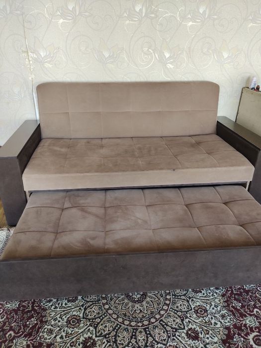 Divan sotiladi  naxtga