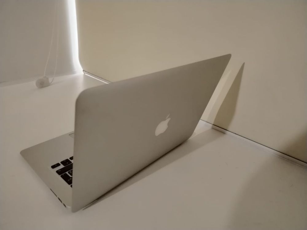 Macbook Air 13 2017г. в отличном состоянии
