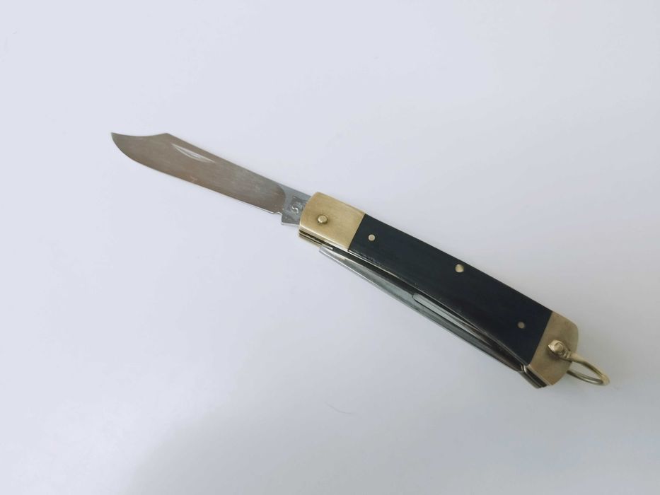 Briceag german cu maner corn .