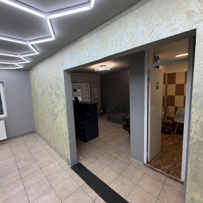 Vând apartament compus din 2 spații comerciale.