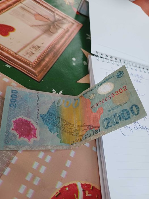 Vând bancnota de 2000 lei cu eclipsa