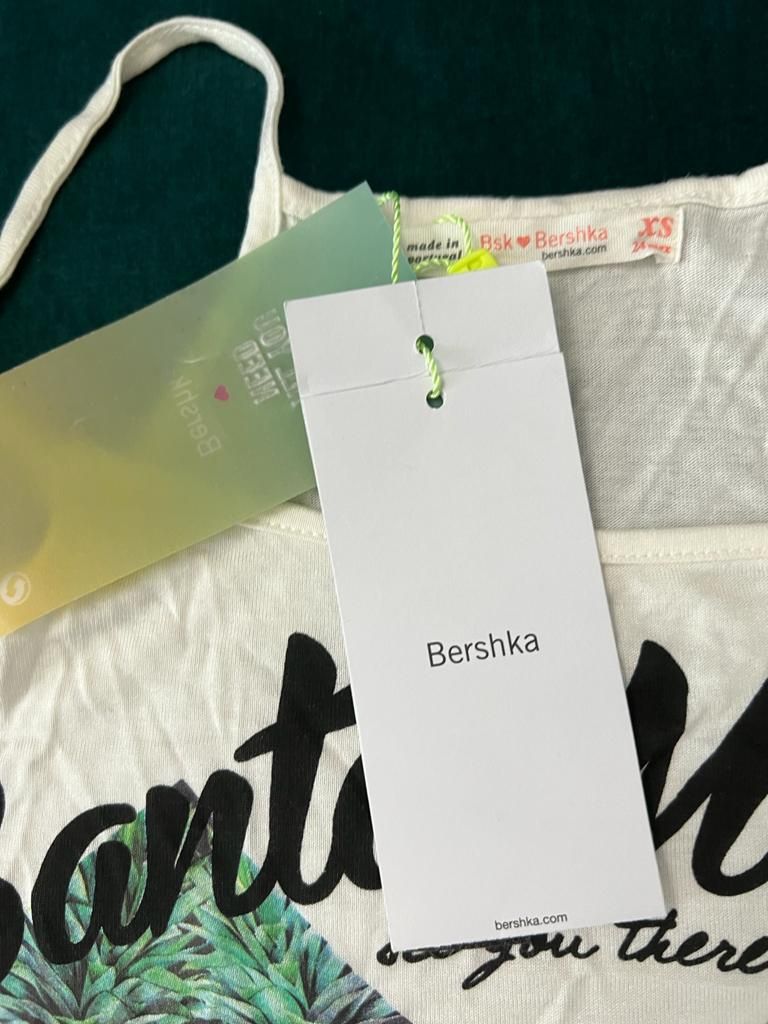 Bluză Bershka nouă cu etichetă, albă cu imprimeu mărimea xs