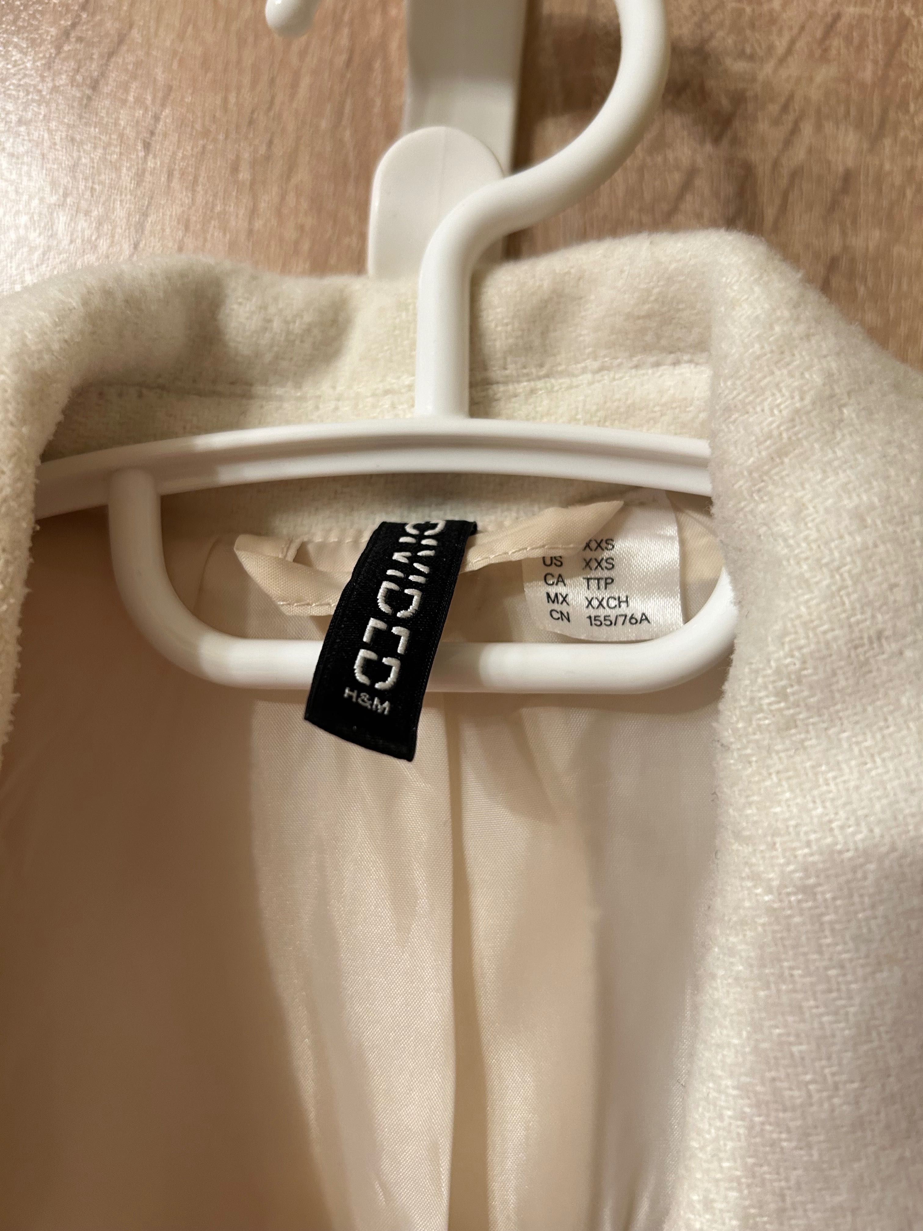 Бял блейзър на H&M