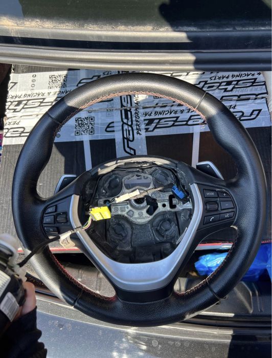 Volan BMW F30/F20 sport retapitat, cusatura rosie, padele CU AIRBAG
