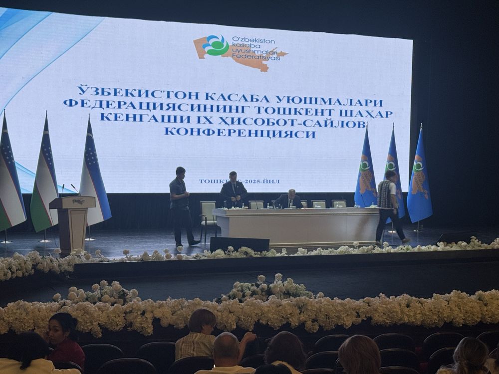Стол Призумни, Стул кресло, Настолни микрафон Лед екран..