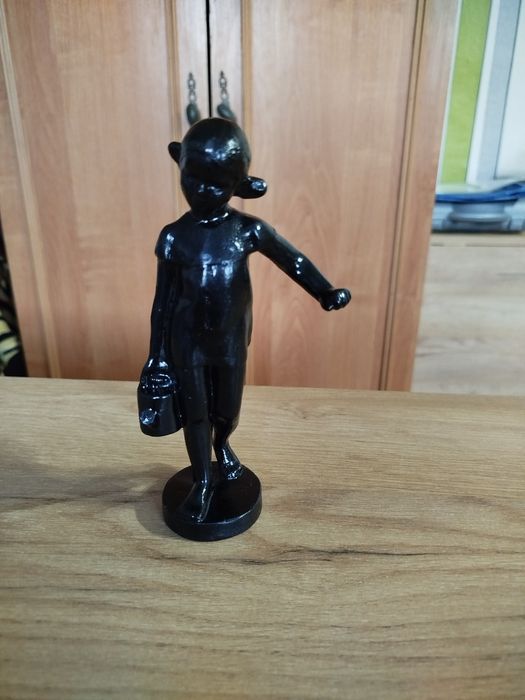 Девочка с лейкой (чугун)