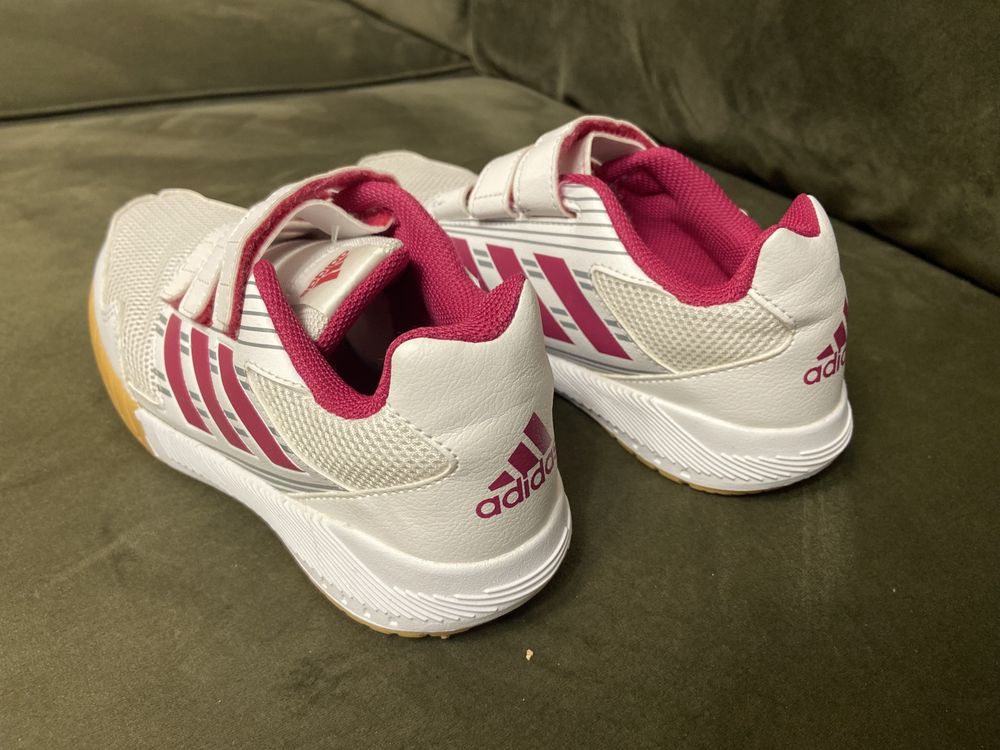 Adidas нови детски маратонки номер 35