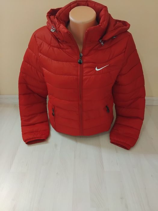 Geaca fete Nike.