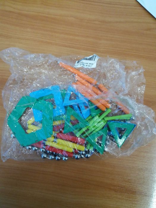 Vand doua puzzle-uri si un set magnetic de constructie (3+ ani)