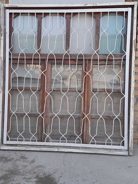 Деревянное окно с решёткой
