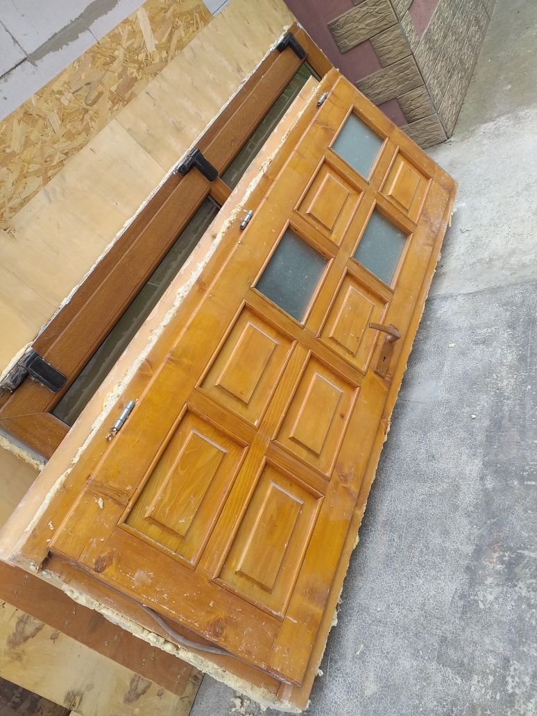 Ușa din lemn de brad