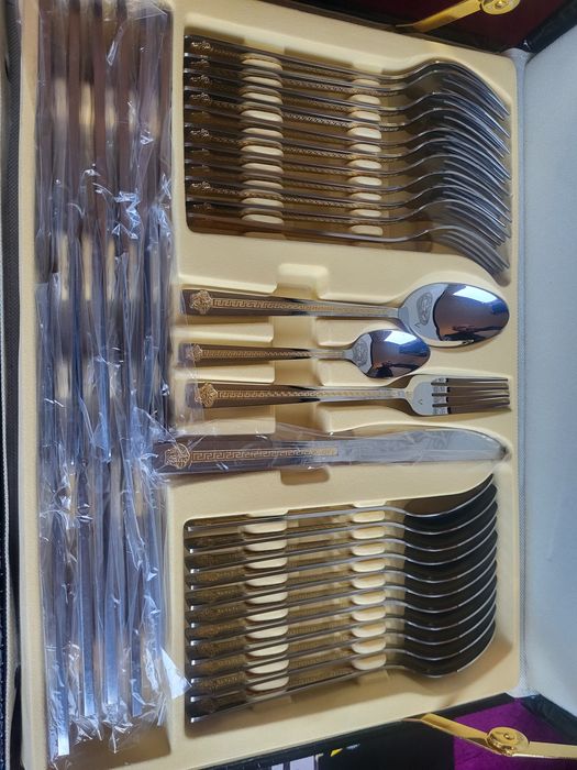 Продавам комплект прибори за  хранене с позлатени елементи