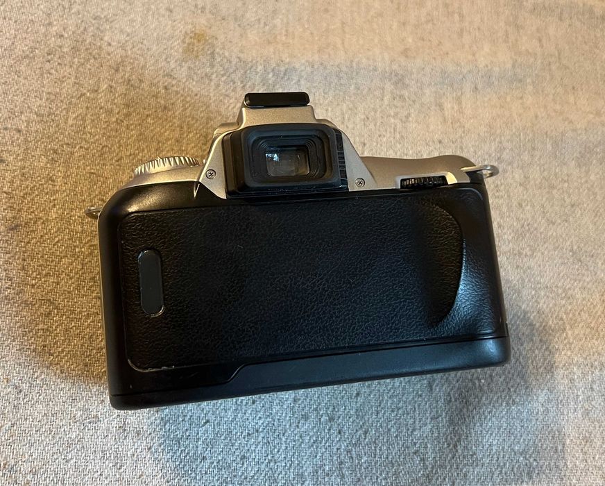 Aparat foto pe film Nikon F55 body – funcțional, fără obiectiv
