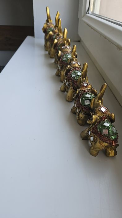 Suvinir Fillalar sotiladi gipsdan  xolati ideal 7 ta kamlekt