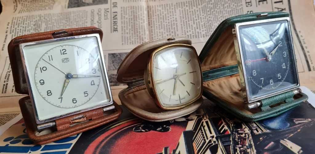 3 ceasuri de voiaj RUHLA/UMF, de restaurat, pentru piese sau de decor