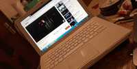 Laptop MacBook pentru ore online, filme, muzica