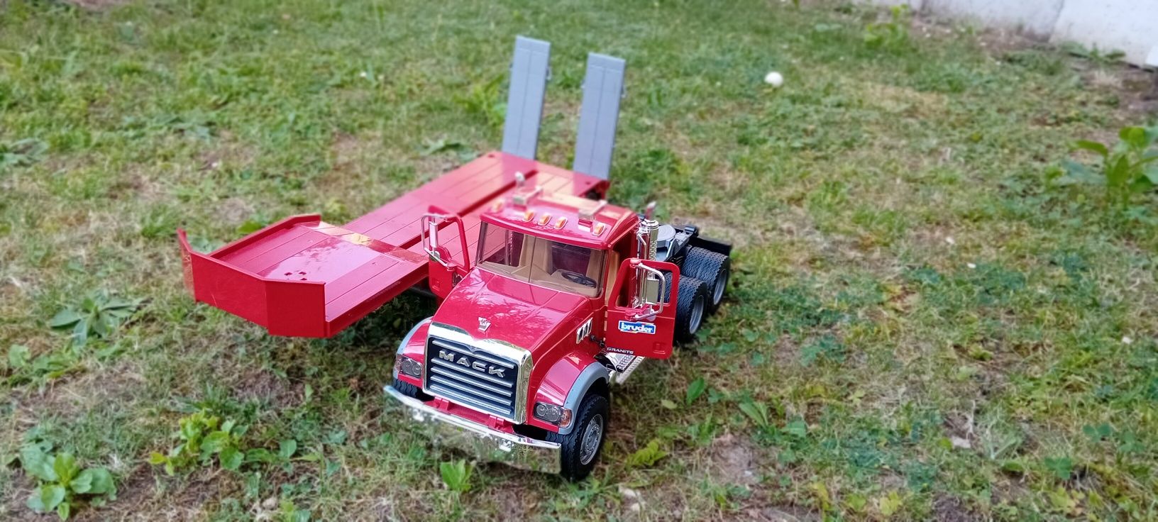 Bruder camion transportator MACK