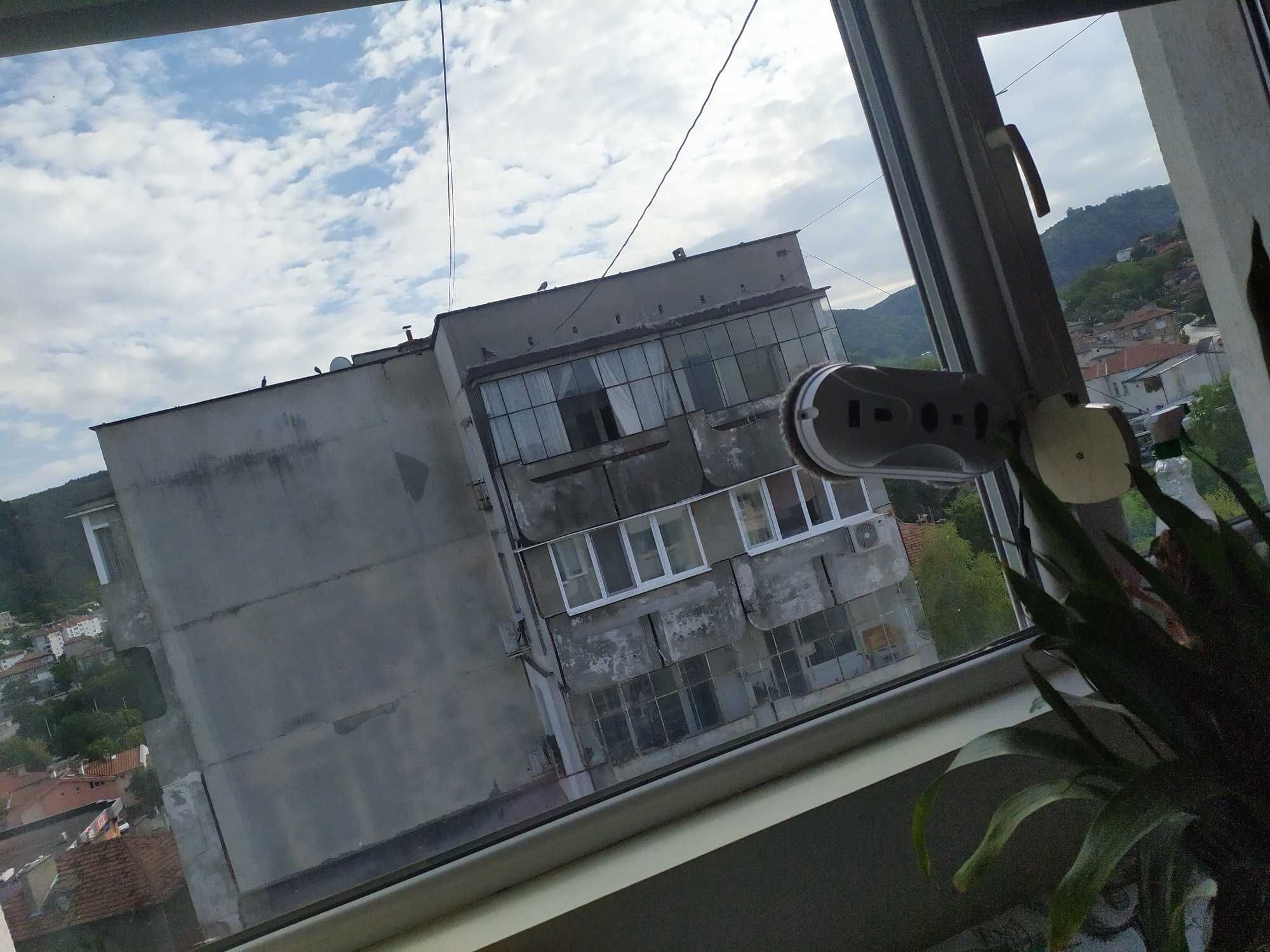 Робот за чистене на прозорци