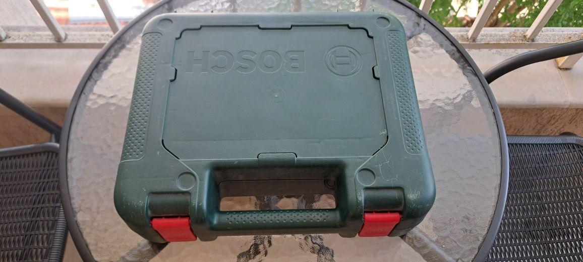 Винтоверт Bosch с 2бр. батерии, зарядно и куфър