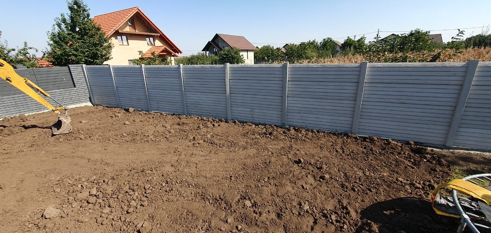 Gard  din beton  plăci  și stâlpi