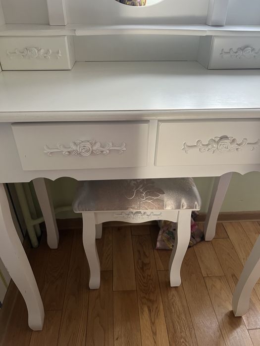 Тоалетка за гримиране