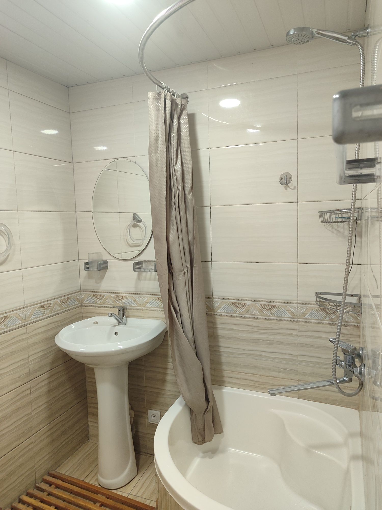 Дом продаётся кирпични. 3 ком 1 этаж.