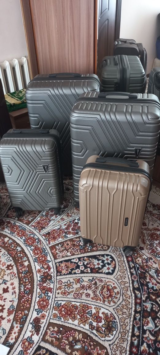 Чимодани в продаже