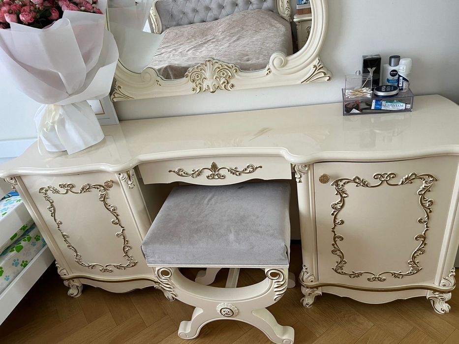 Комод и тумбочка туалетный столик с зеркалом