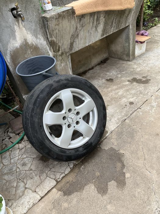 Продавам комплект гуми с джанти Mercedes