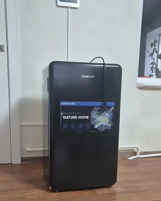 Продам холодильник DAUSCHER в хорошем состоянии всё работает,высота 90