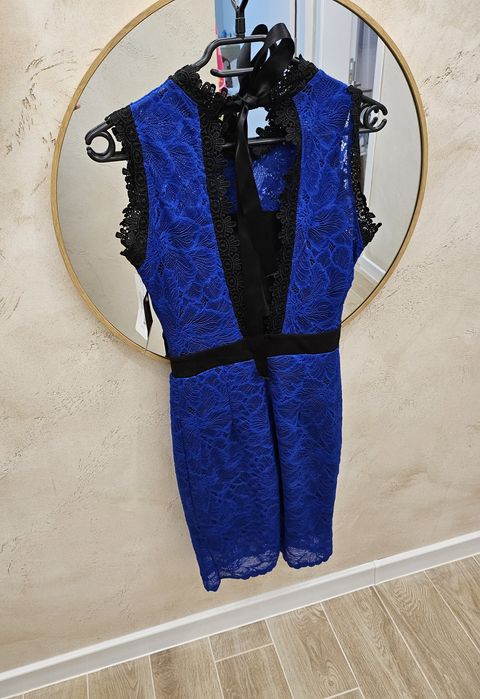 Официална дантелена рокля в синьо