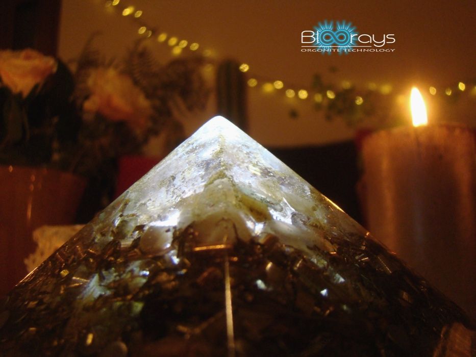 Piramida Orgonica XXL cu 7 cristale.