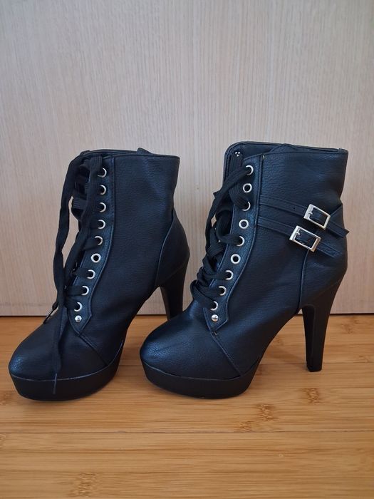 Продавам пънк/готик черни боти на високи токове