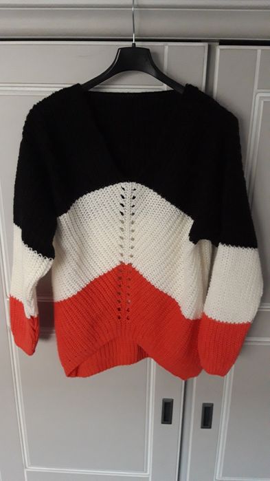 Pulover lucrat manual negru, alb, roz