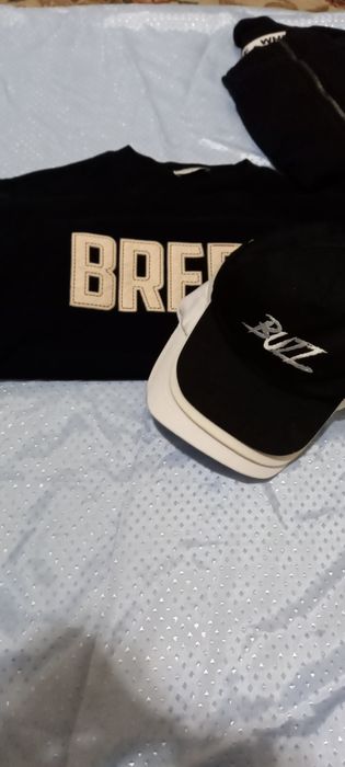 Спортивный костюм тёплая кофта и 4 кепки