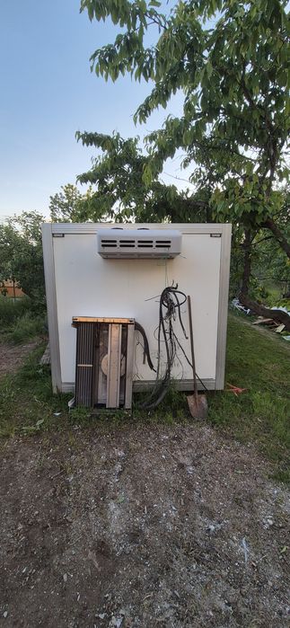 Vand container frigorific  sau schimb cu diverse lucruri.