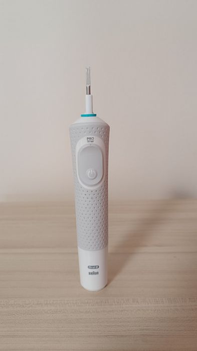 Електрическа четка за зъби Oral B Vitality 100
