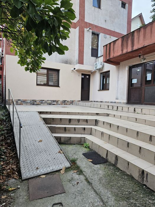 Vând/închiriez spațiu comercial pretabil cabinete medicale-Policlinica