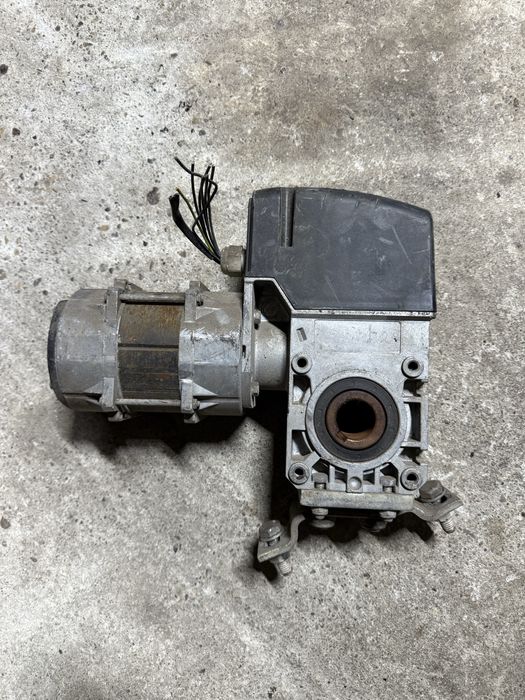 Motor cu reductor