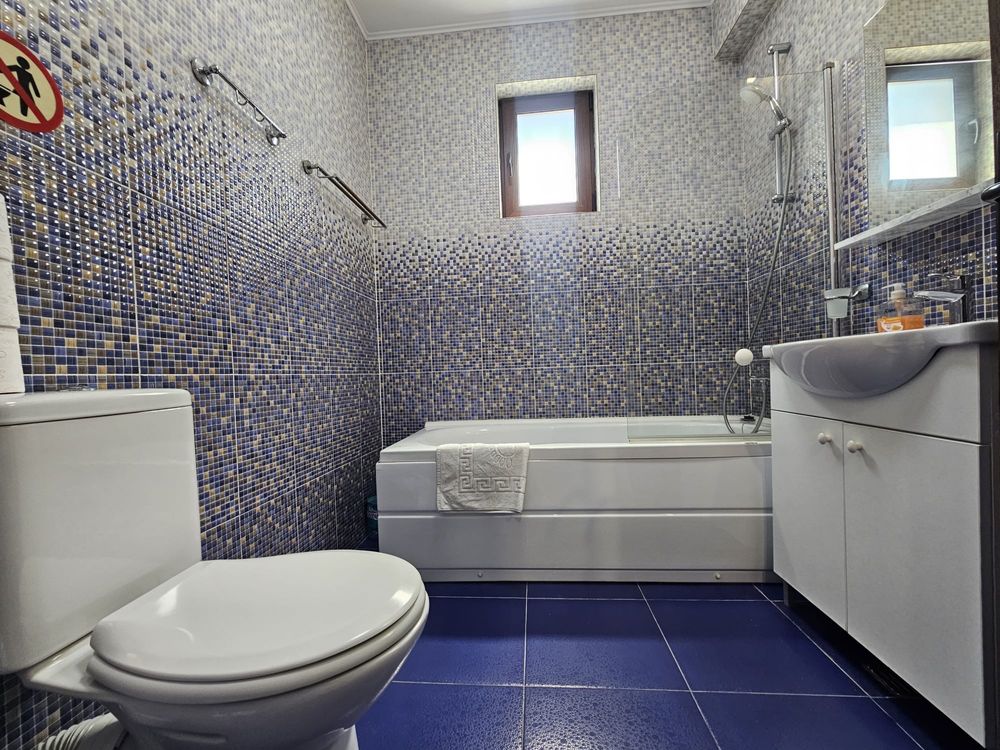 Apartament 2 camere – la doi pași de mare, cu parcare privată