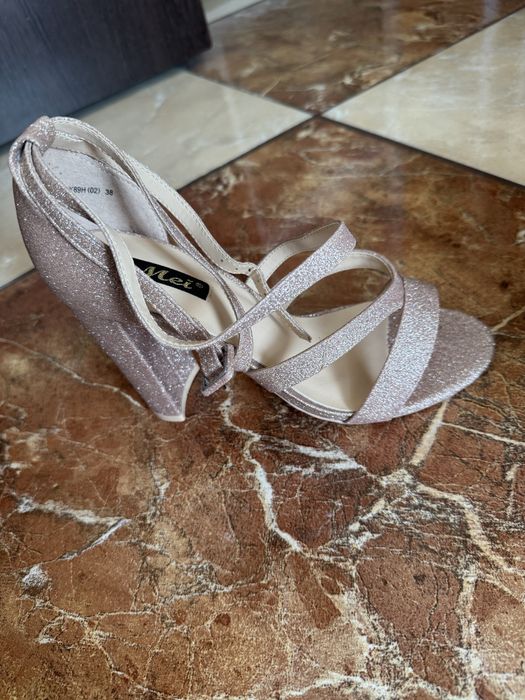 Sandale cu toc patrat